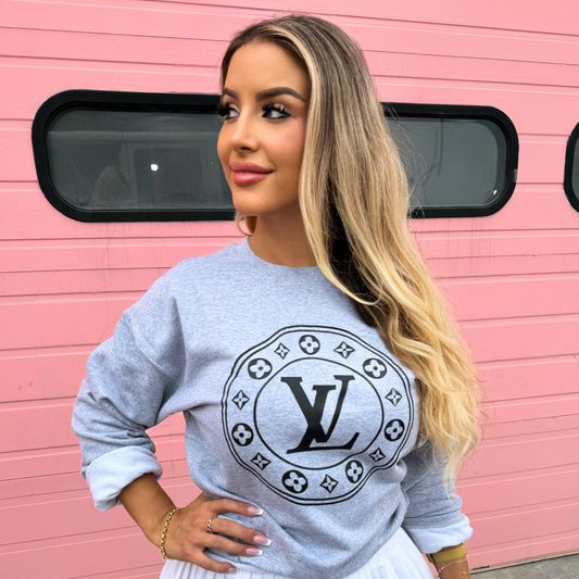 PRETTY IN GREY - GREY CREWNECK